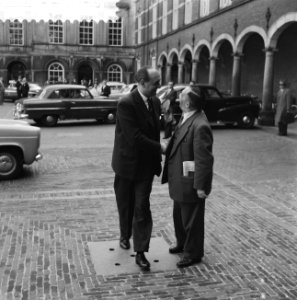 Professor de Quay ontvangt kandidaten voor ministerfuncties. Mr. E.H. Toxopeus (, Bestanddeelnr 910-2991