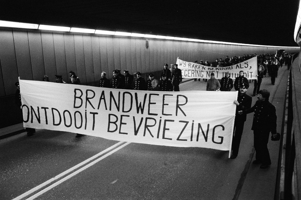Protersterende brandweerlieden lopen door de tunnel, Bestanddeelnr 932-4412