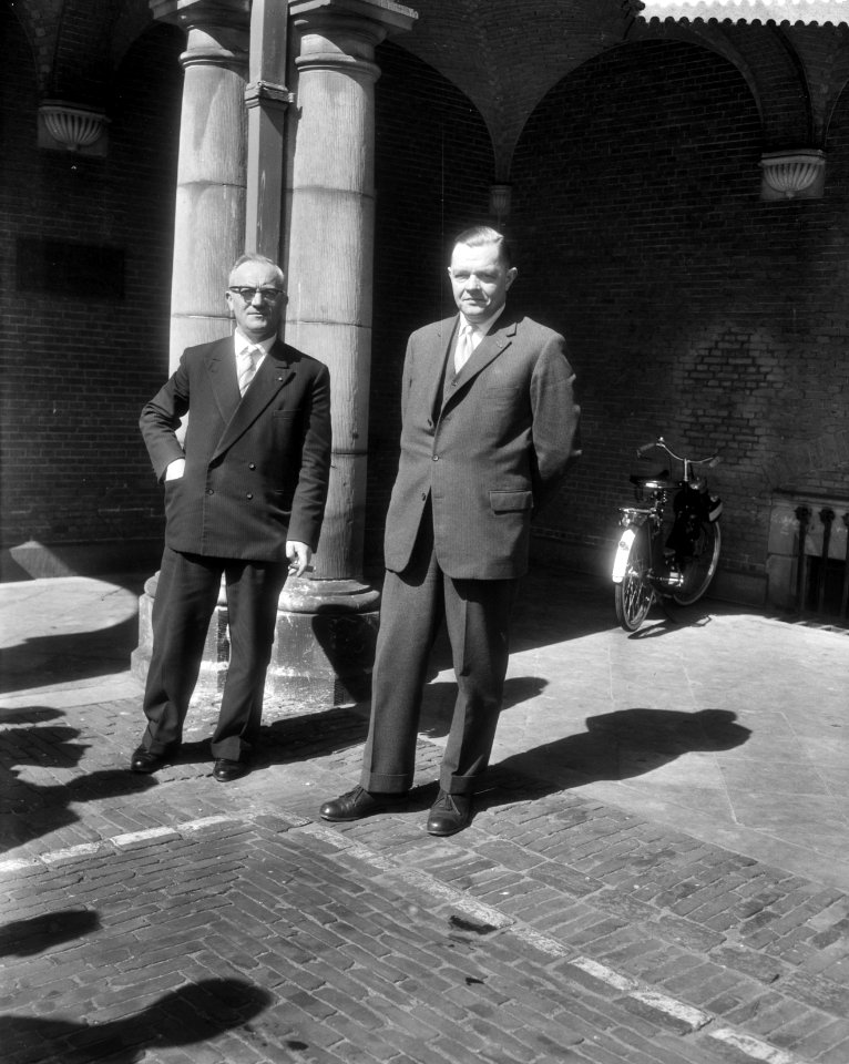 Professor De Quay ontvangt de voorzitter van het CNV de heer C. J. Van Mastrigt , Bestanddeelnr 910-3117