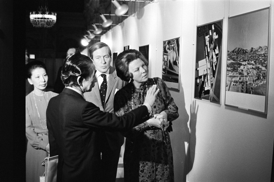 Professor Tange, Prins Claus en Koningin Beatrix bekijken enkele foto's van het , Bestanddeelnr 931-7192