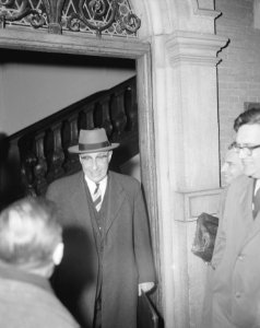 Professor De Quay verlaat Den Haag op weg naar de Koningin, professor De Quay ve, Bestanddeelnr 910-3261