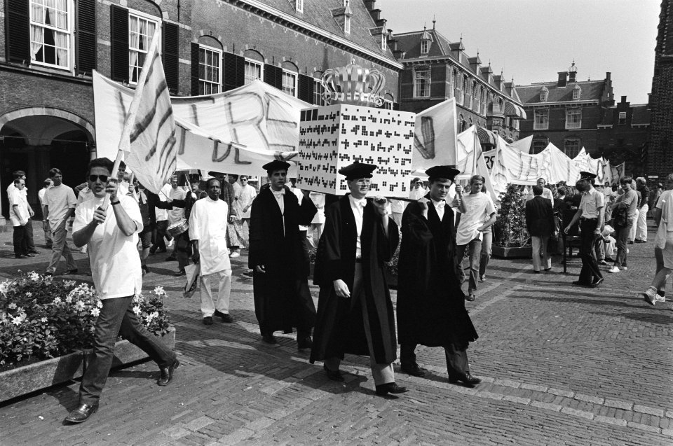 Professoren met het gebouw tandheelkunde, Bestanddeelnr 932-6815
