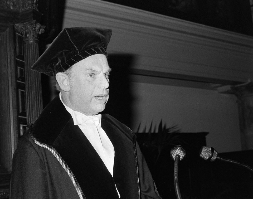 Professor Timmer tijdens ovatie in Amsterdam, Bestanddeelnr 933-7994