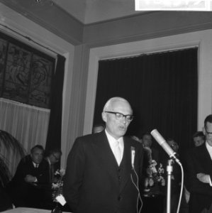 Professor Berkouwer tijdens een toespraak, Bestanddeelnr 918-2975