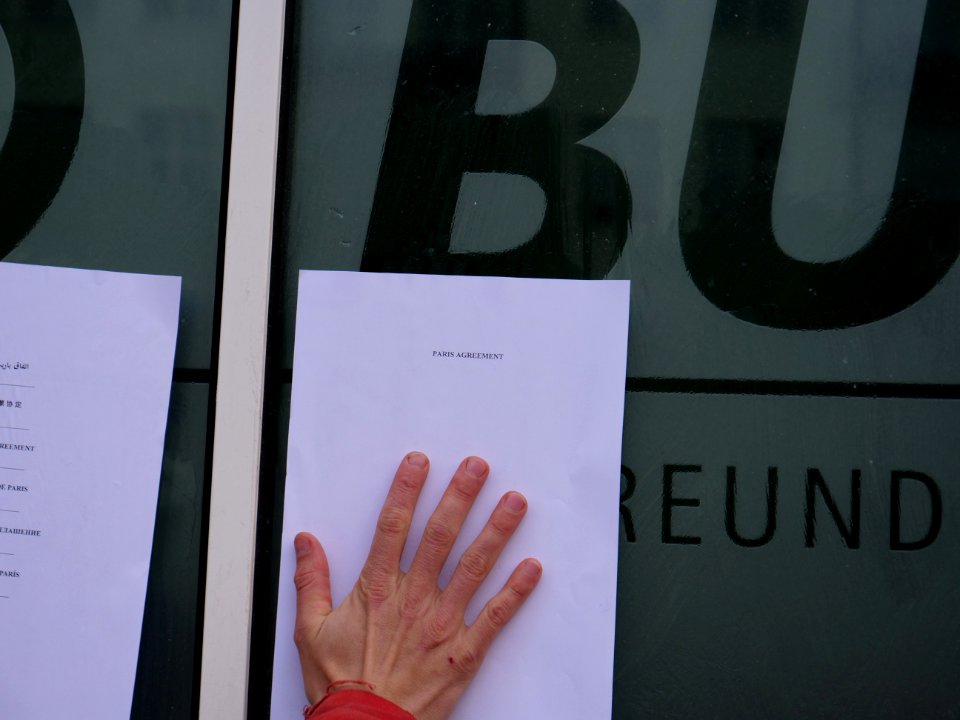 Protest action with the paris agreement at the BUND office Berlin 04