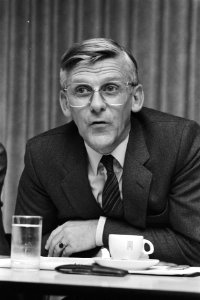 Professor Rang tijdens de persconferentie, Bestanddeelnr 931-7145