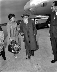 Professor Martin Buber arriveerde op Schiphol voor in ontvangstnemen Erasmus-pri, Bestanddeelnr 915-3261