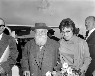 Professor Martin Buber arriveerde op Schiphol voor in ontvangstnemen Erasmus-pri, Bestanddeelnr 915-3259
