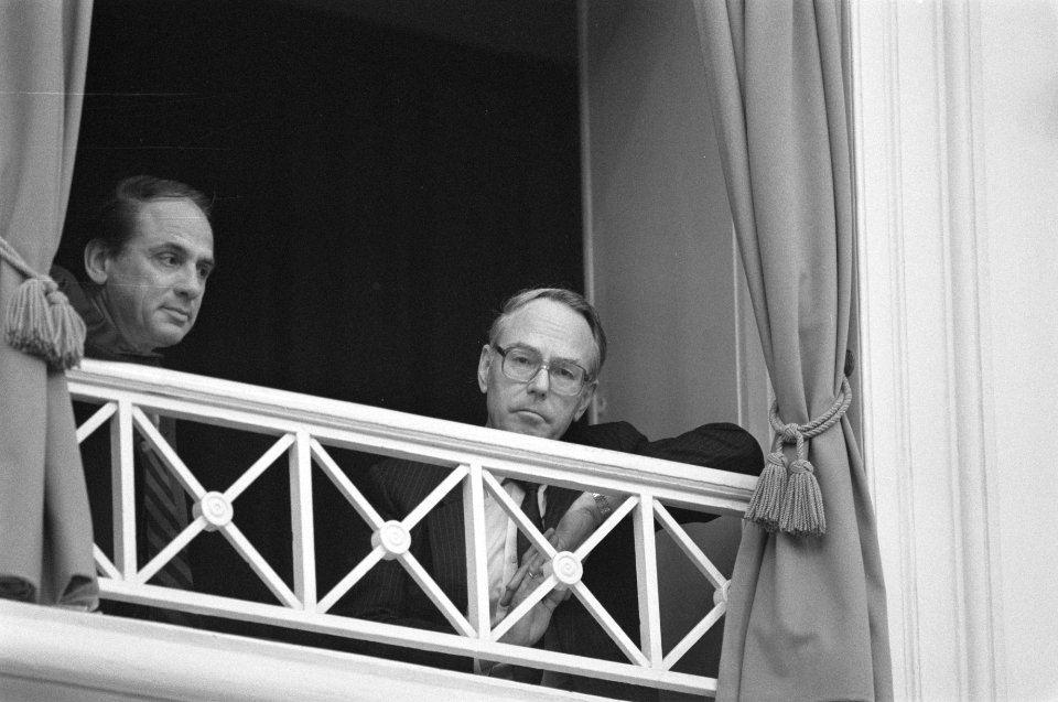 Professor Oort (rechts) en commissielid Stevens in de ambtenarenloge, Bestanddeelnr 934-3893