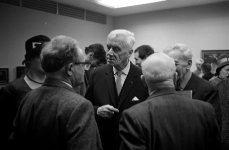 Professor Willem van den Berg gehuldigd, oud-directeur, links de heer Knip, rech, Bestanddeelnr 914-5168