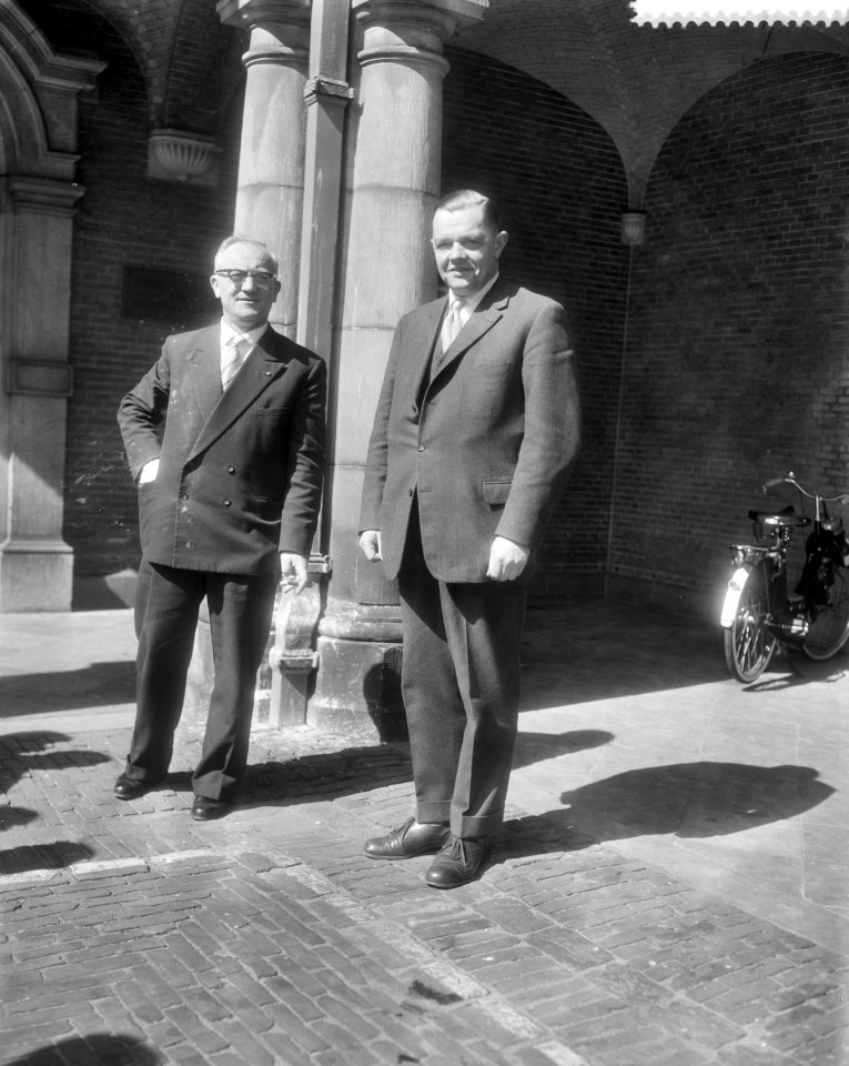 Professor De Quay ontvangt de voorzitter van het CNV de heer C. J. Van Mastrigt , Bestanddeelnr 910-3118