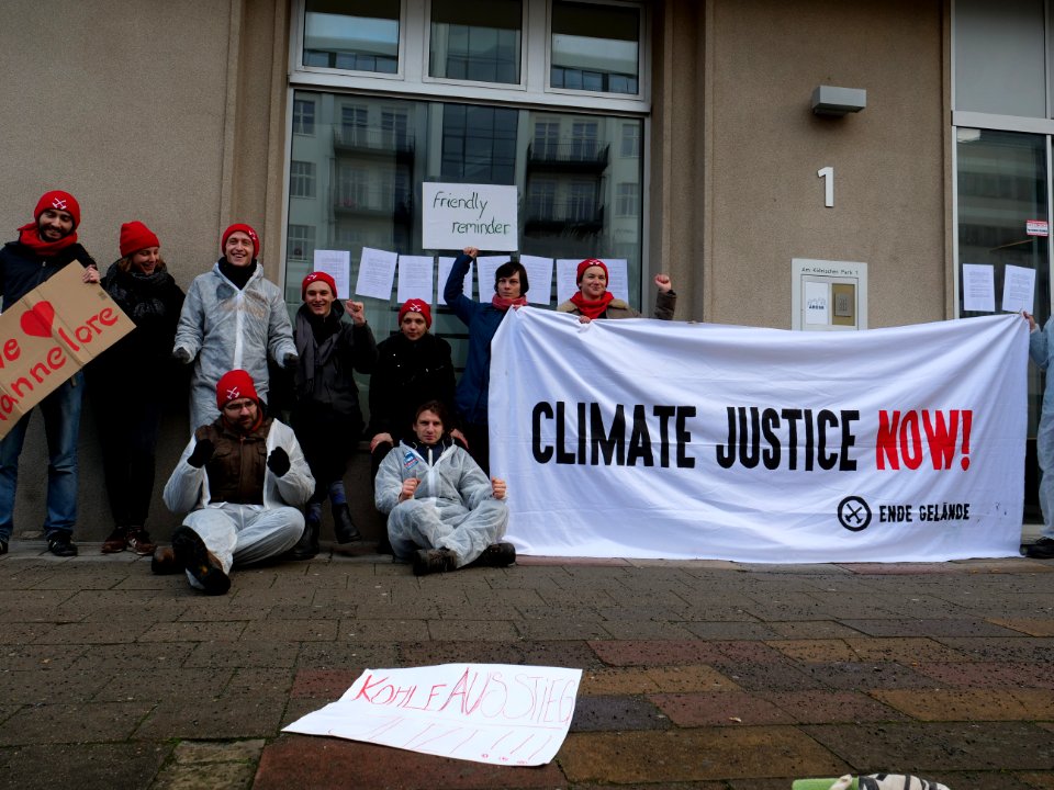 Protest action with the paris agreement at the BUND office Berlin 16