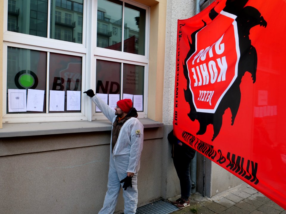 Protest action with the paris agreement at the BUND office Berlin 13