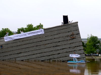Protest at start of the "Coal Commission" 09