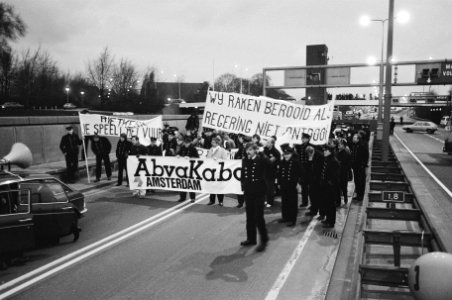 Protersterende brandweerlieden lopen op de weg voor de tunnel, Bestanddeelnr 932-4413