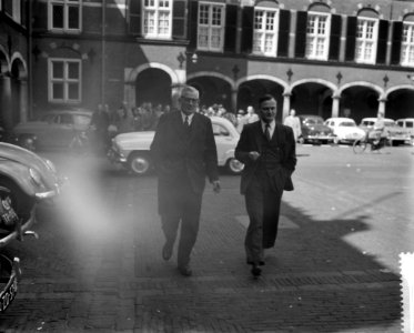 Professor De Quay verlaat Den Haag op weg naar de Koningin, Bestanddeelnr 910-3260
