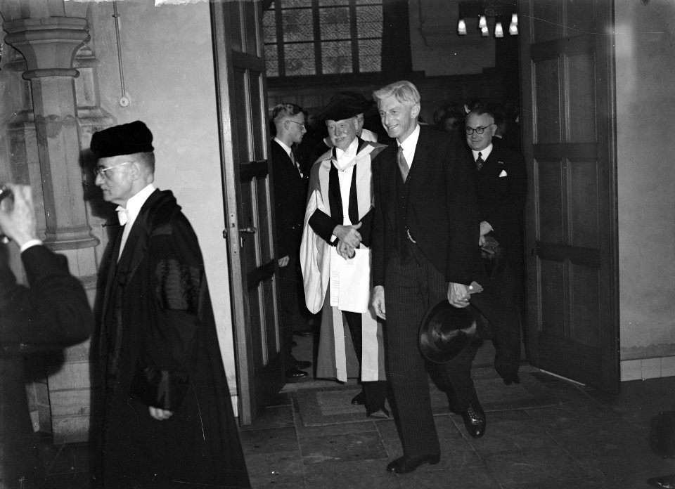 Professor Hoeking ontvangt ere-doctoraat @, Bestanddeelnr 902-7998
