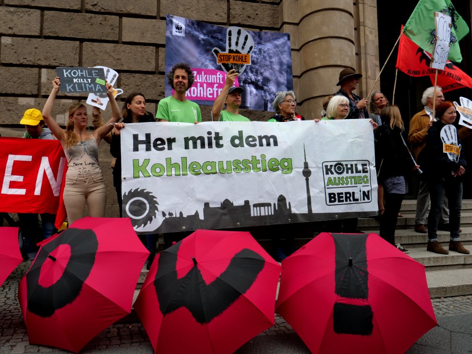 Protest at start of the "Coal Commission" 02