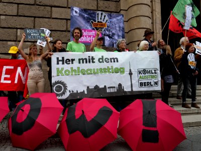 Protest at start of the "Coal Commission" 02