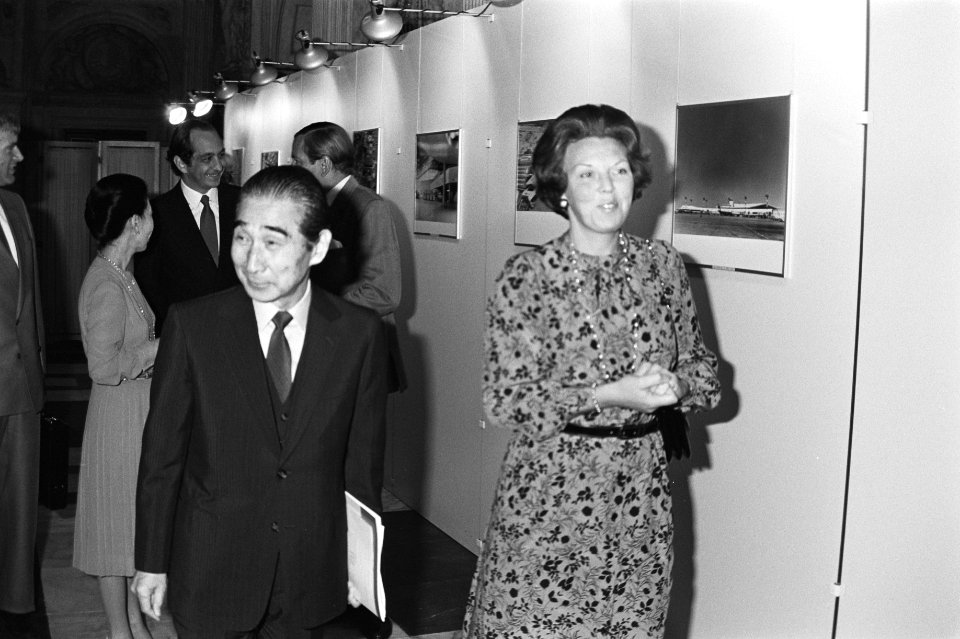 Professor Tange en Koningin Beatrix lopen langs de foto's, Bestanddeelnr 931-7193