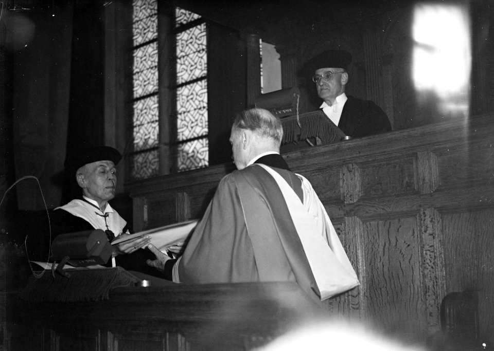 Professor Hoeking ontvangt ere-doctoraat @, Bestanddeelnr 902-7999