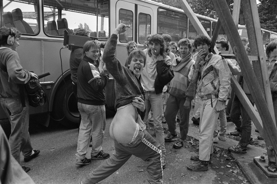 Prominenten begeleiden Ajax-supporters in bussen naar Eindhoven supporter laat , Bestanddeelnr 934-0620