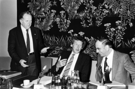 Professor mr. W. C. L. van der Grinten 30 jaar kroonlid SER en ontvangt daarom v, Bestanddeelnr 932-1077