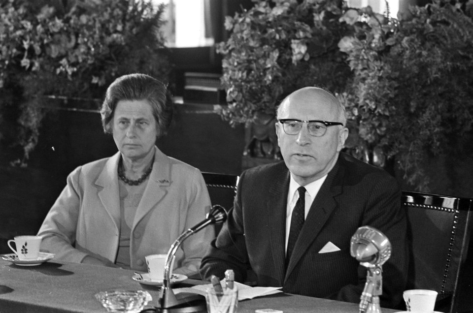 Professor Samkalden en zijn echtgenote tijdens de persconferentie, Bestanddeelnr 920-4580