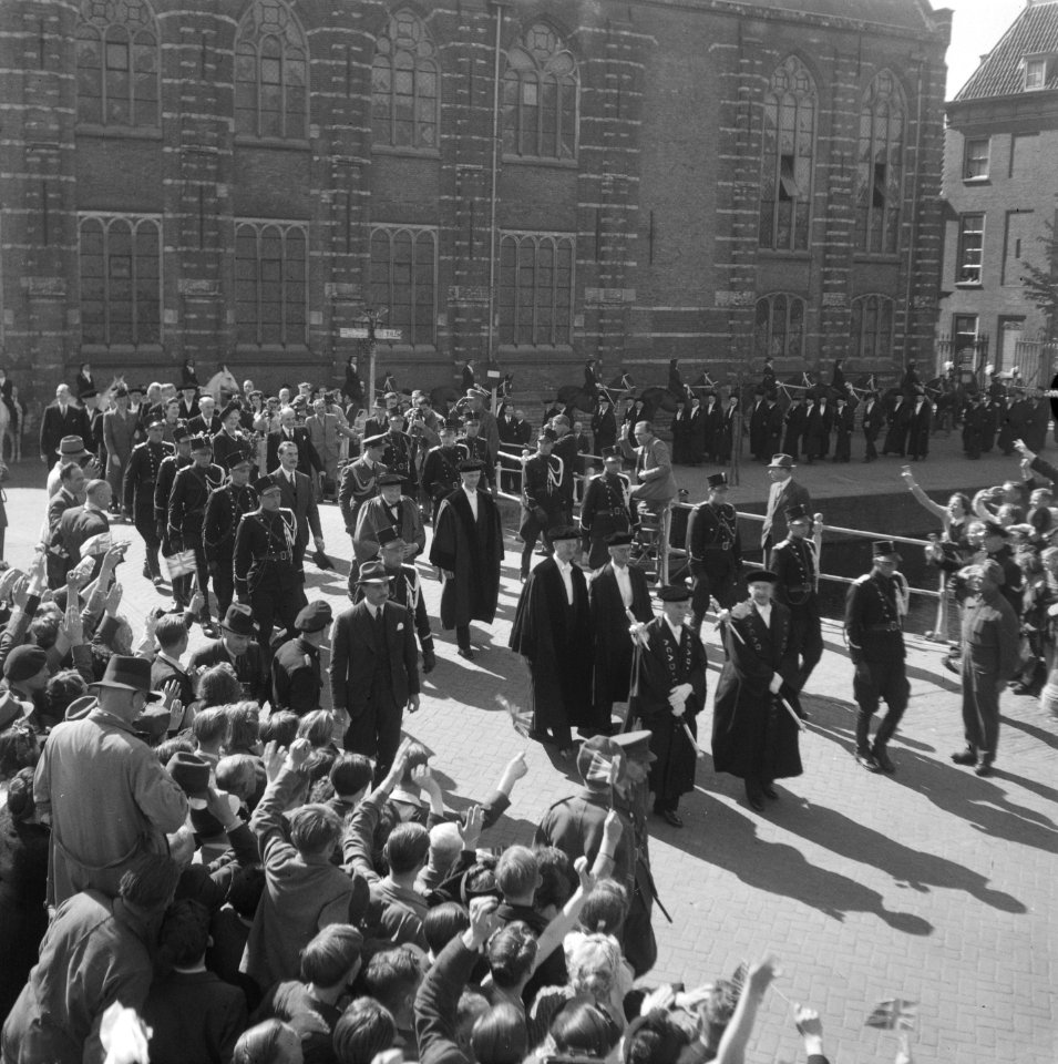 Promotie Churchill onderweg naar kerk, Bestanddeelnr 901-7382