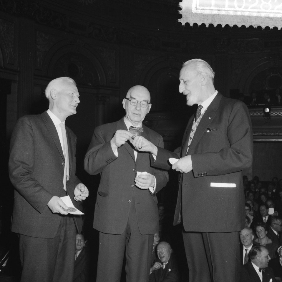Prof Wieger Bruin (rechts) met de prijswinnaars, beeldhouwer Hildo Krop (midden, Bestanddeelnr 911-0282