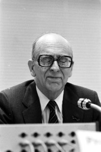 Prof Mr P Sanders tijdens een buitengewone aandeelhoudersvergadering van de O, Bestanddeelnr 931-2937