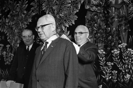 Prof.dr. G.M. Verrijn afscheid genomen als voorzitter van de SER, minister Veldk, Bestanddeelnr 916-3475