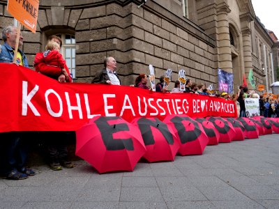 Protest at start of the "Coal Commission" 01