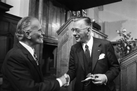 Prof mr A M Donner (r) ontvangt Thorbeckeprijs uit handen van voorzitter Boe, Bestanddeelnr 929-7541