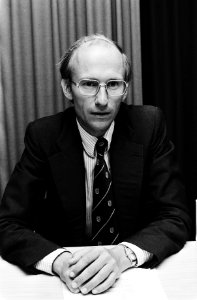 Prof mr Fromken, voorzitter programmacommissie tijdens de presentatie, Bestanddeelnr 930-9631