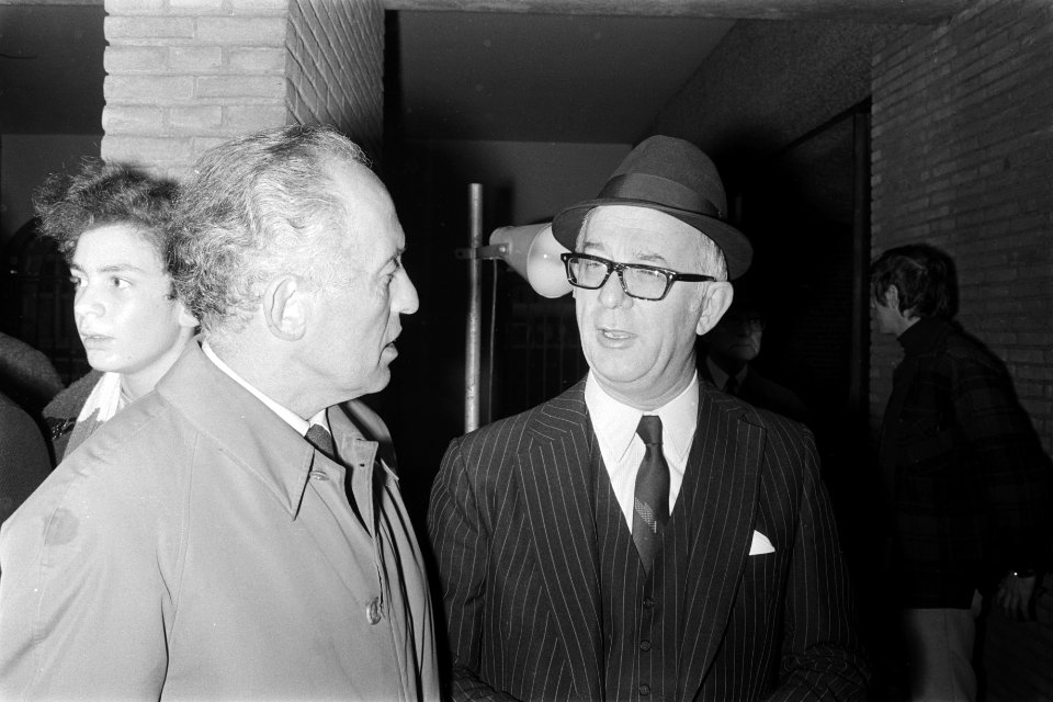 Prof L de Jong (l) en de Israëlische ambassadeur, Bestanddeelnr 924-4763