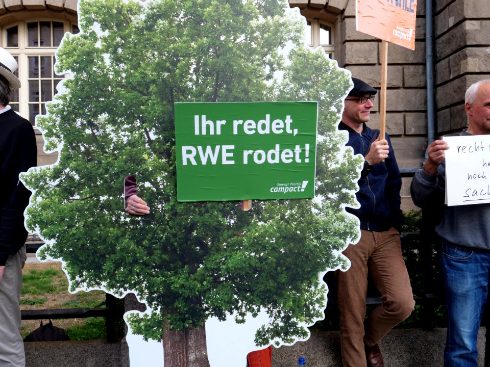 Protest at "Coal Commission" meeting 05