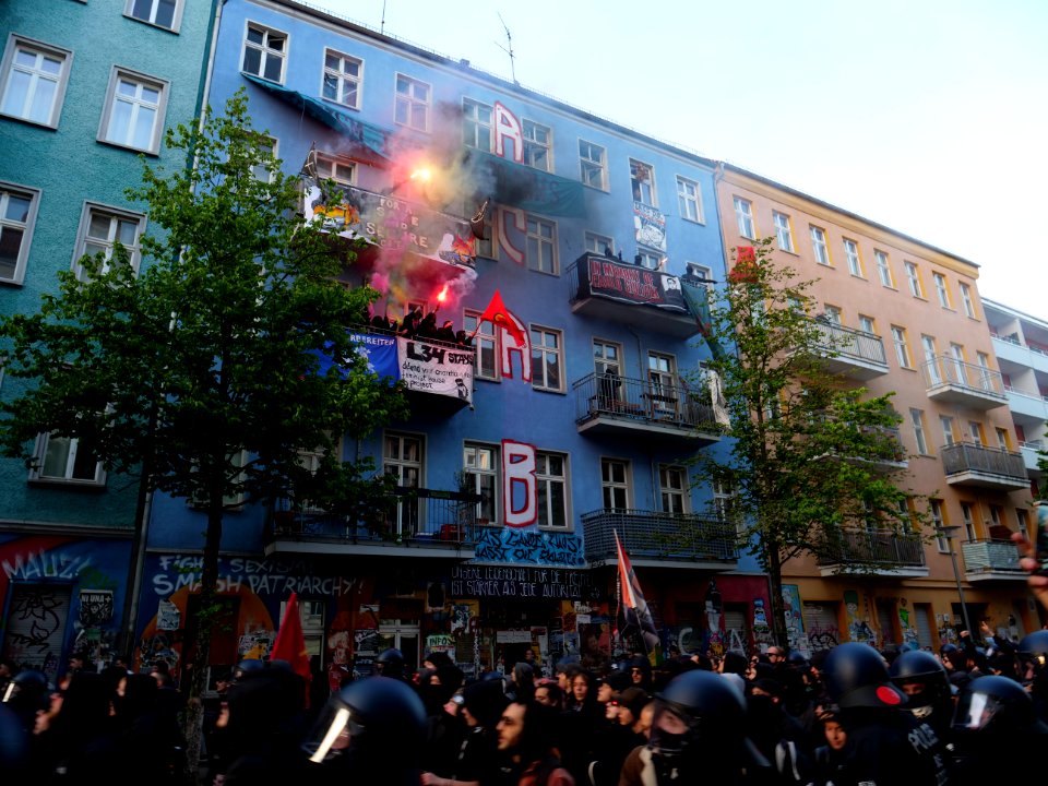 Protest at houses next to the revolutionary 1st may demonstration Berlin 2019 24