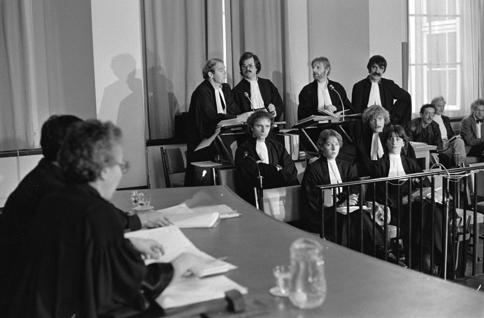 Proces tegen 4 advocaten Advocaten collectief Noord (A'dam) omdat zij op raam , Bestanddeelnr 931-1720