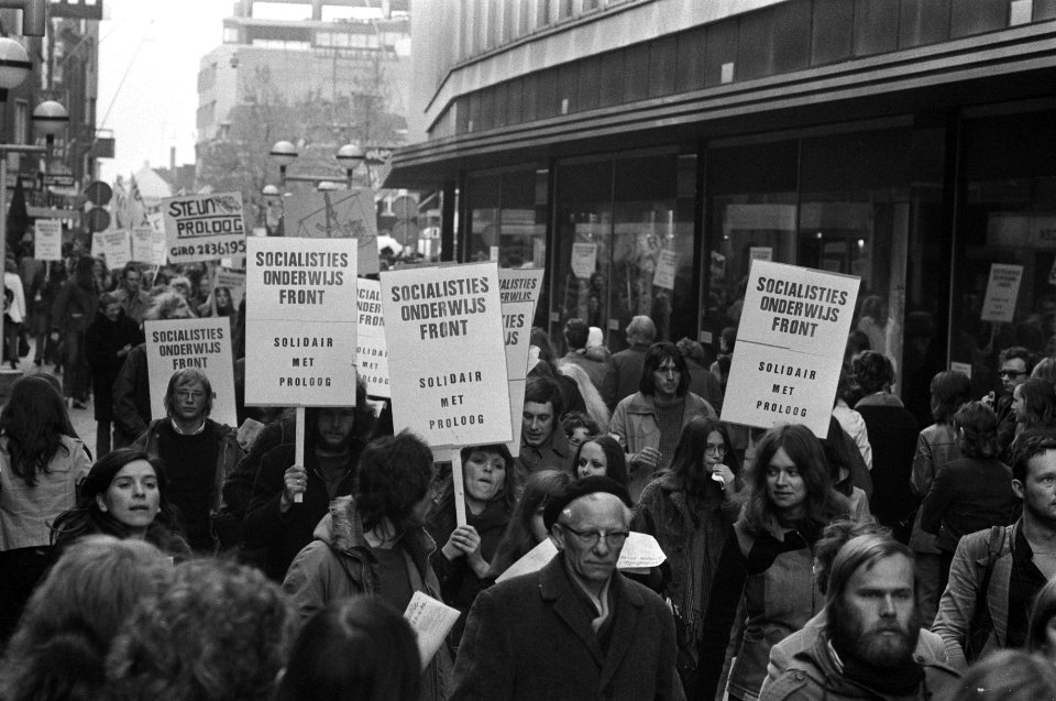 Proloog demonstreert tegen intrekking gemeentesubsidie in Eindhoven demonstrant, Bestanddeelnr 927-1531