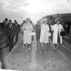 Prinsessen Irene en Margriet terug uit de West, aankomst op Schiphol, Bestanddeelnr 914-1686