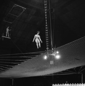 Programma van Circus Krone in Rotterdam drie Alizes , vliegende trapeze met o.a., Bestanddeelnr 910-4369