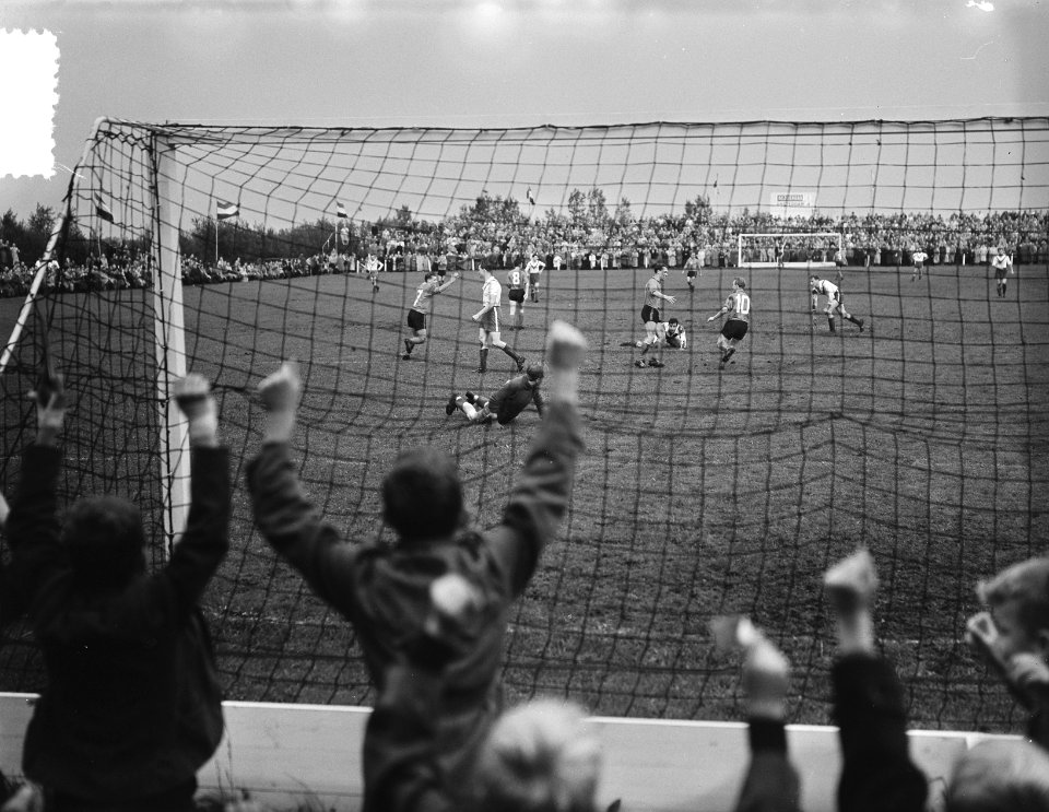 Profvoetbal Amsterdam tegen Graafschap Duivendrecht, spelmomenten, Bestanddeelnr 906-7464