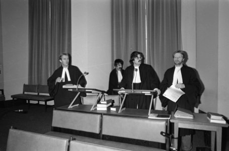 Proces tegen 4 advocaten Advocaten collectief Noord (A'dam) omdat zij op raam , Bestanddeelnr 931-1723
