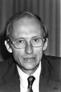 Prof mr Fromken, voorzitter programmacommissie tijdens de presentatie, Bestanddeelnr 930-9630