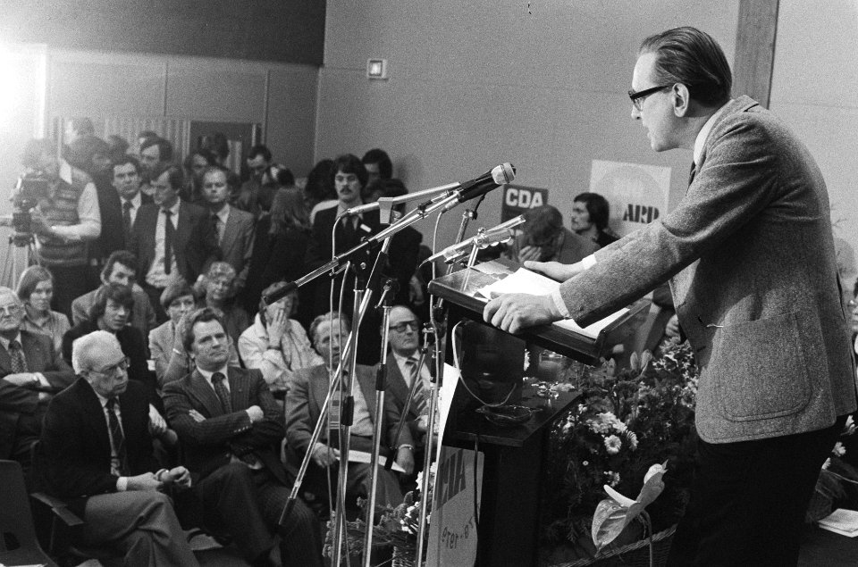 Prof Bob Goudzwaard tijdens zijn rede, Bestanddeelnr 930-1486