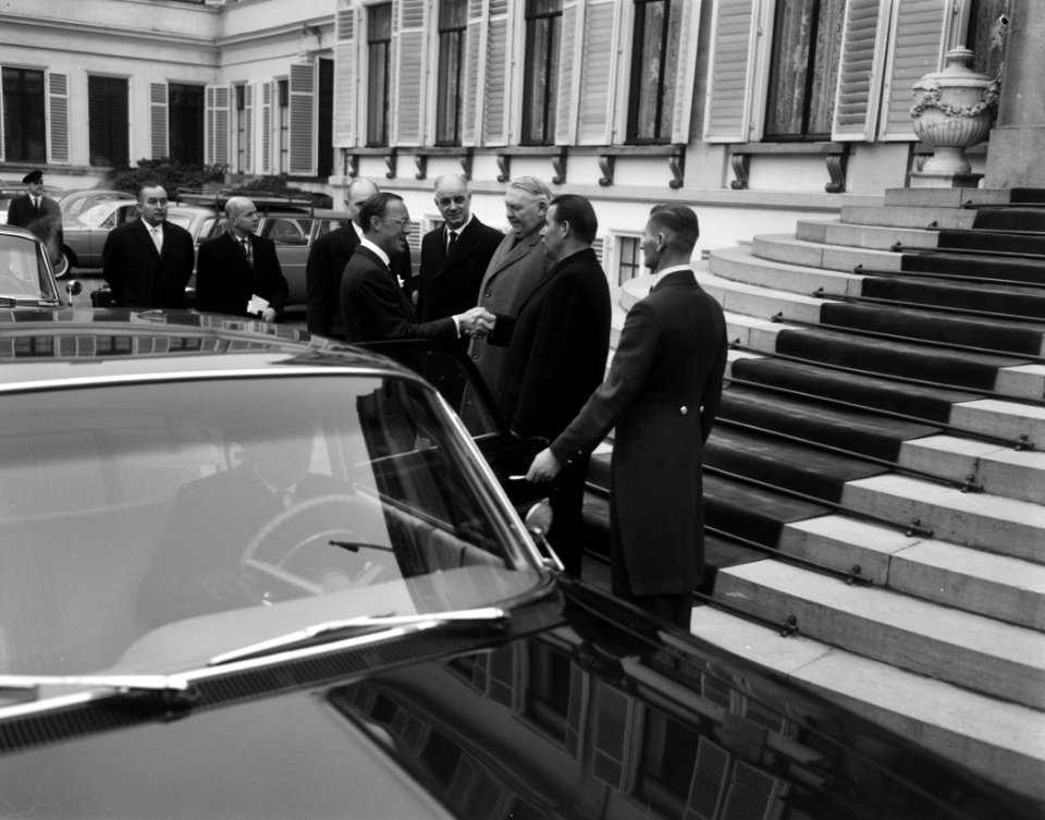Prof dr Ludwig Erhard en dr Gerard Schroder op Paleis Soestdijk ontvangen, ve, Bestanddeelnr 916-1318