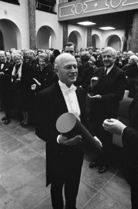 Prof H S Houthakker ontvangt eredoctoraat in Amsterdam, Bestanddeelnr 925-3197