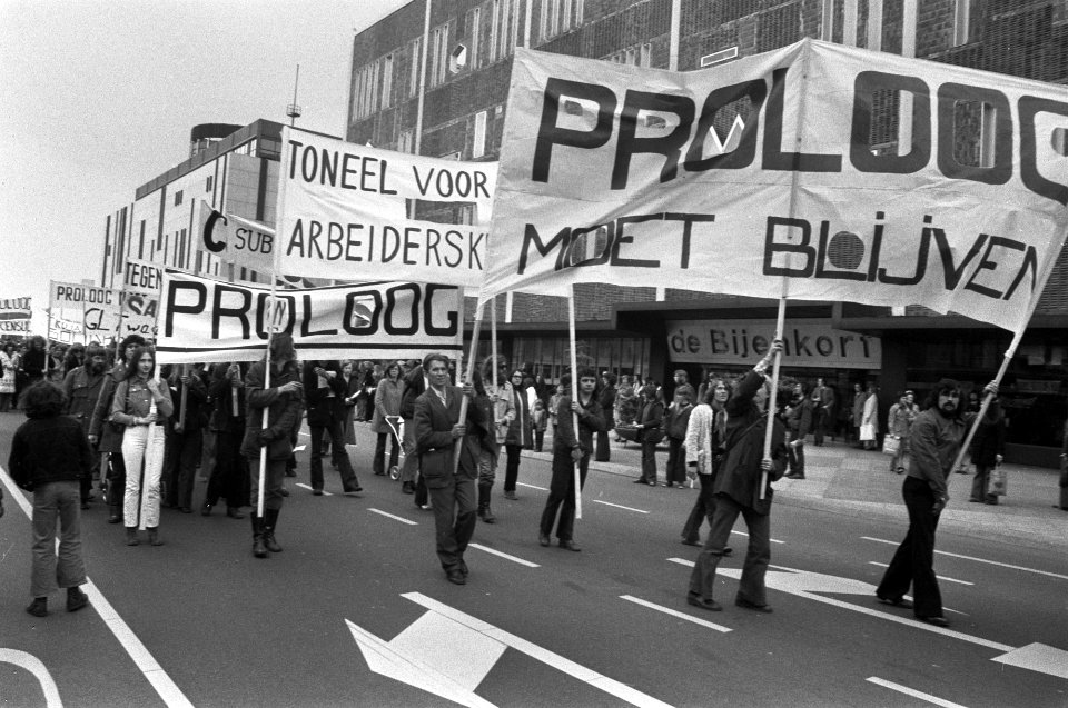 Proloog demonstreert tegen intrekking gemeentesubsidie in Eindhoven demonstrant, Bestanddeelnr 927-1530