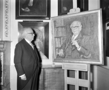 Prof Van den Bergh geeft afscheidscollege, met schilder van Bart Peizel, Bestanddeelnr 911-3881